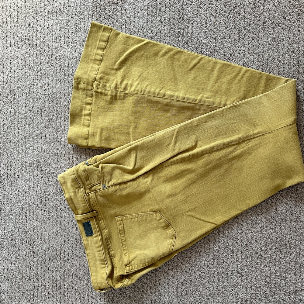 Color: mustard